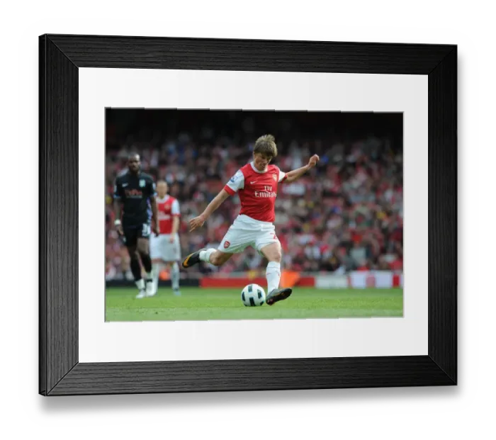 Framed Print : Andrey Arshavin (Arsenal). Arsenal 1: 2 Aston Villa. Barclays Premier League Framed Print : Andrey Arshavin (Arsenal). Arsenal 1: 2 Aston Villa. Barclays Premier League