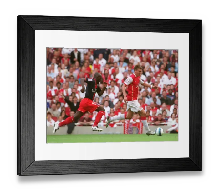 Framed Print : Nicklas Bendtner (Arsenal) Zoumana Camara (PSG)