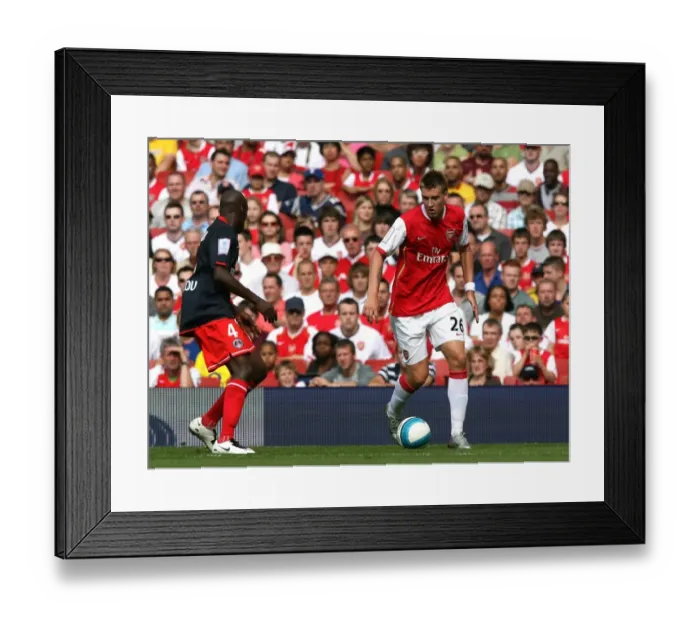 Framed Print : Nicklas Bendtner (Arsenal) Youssuf Mulumbu (PSG) Framed Print : Nicklas Bendtner (Arsenal) Youssuf Mulumbu (PSG)