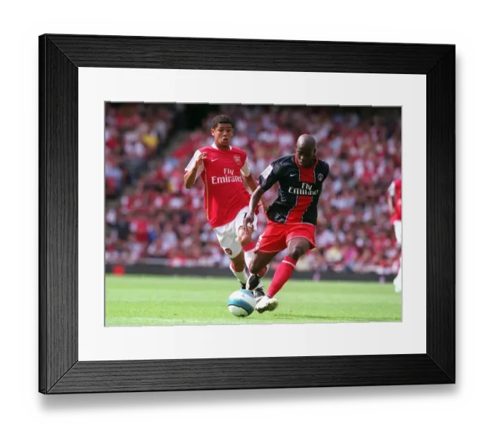 Framed Print : Denilson (Arsenal) Youssuf Mulumbu (PSG) Framed Print : Denilson (Arsenal) Youssuf Mulumbu (PSG)
