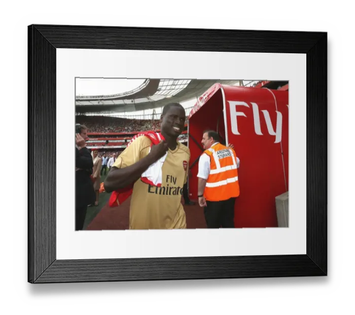 Framed Print : Emmanuel Eboue's Winning Goal: Arsenal vs Paris Saint-Germain, Emirates Cup 2007