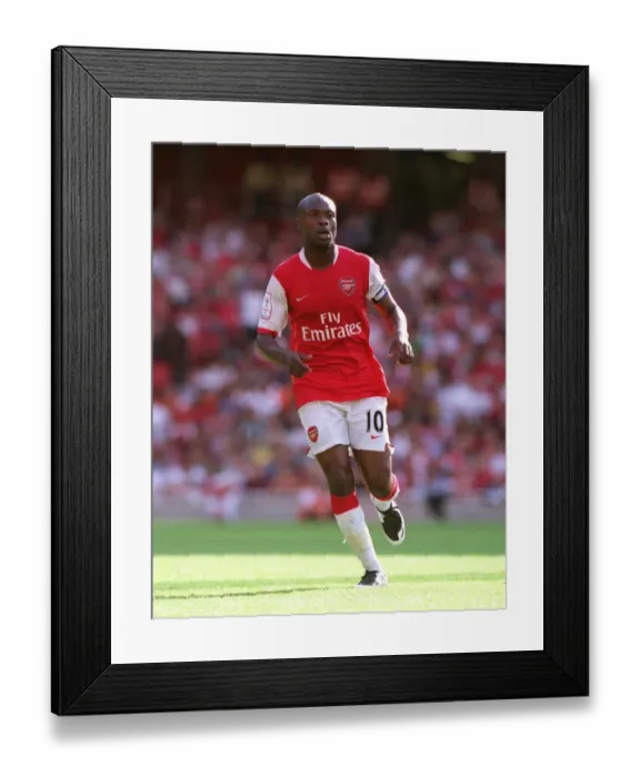 Framed Print : William Gallas Leads Arsenal to Victory: 2-1 over Paris Saint-Germain in Emirates Cup Opener