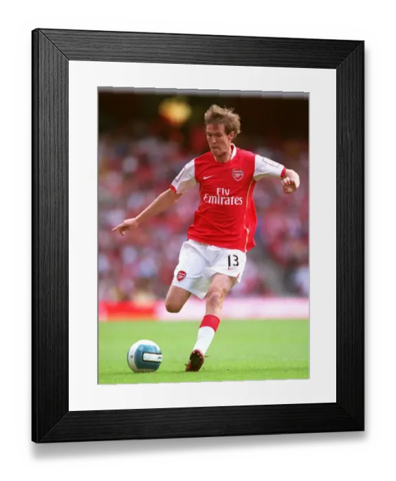 Framed Print : Alex Hleb's Stunner: Arsenal Edge Past Paris Saint-Germain 2-1 in Emirates Cup Opener