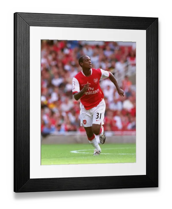 Framed Print : Justin Hoyte in Action: Arsenal's 2-1 Win over Paris Saint-Germain at Emirates Cup, Day One (2007)