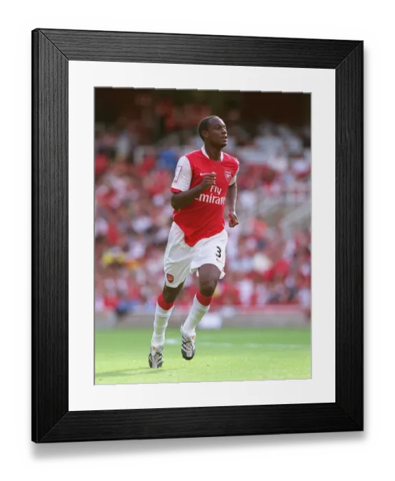 Framed Print : Justin Hoyte in Action: Arsenal's 2-1 Victory over Paris Saint-Germain, Emirates Cup 2007