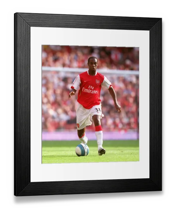 Framed Print : Justin Hoyte in Action: Arsenal's Victory over Paris Saint-Germain, Emirates Cup 2007 (Day One) Framed Print : Justin Hoyte in Action: Arsenal's Victory over Paris Saint-Germain, Emirates Cup 2007 (Day One)