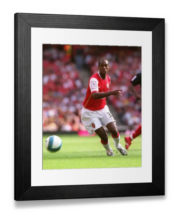 Framed Print : Justin Hoyte's Triumph: Arsenal's Victory Over Paris Saint-Germain at Emirates Cup 2007 (Day One) Framed Print : Justin Hoyte's Triumph: Arsenal's Victory Over Paris Saint-Germain at Emirates Cup 2007 (Day One)