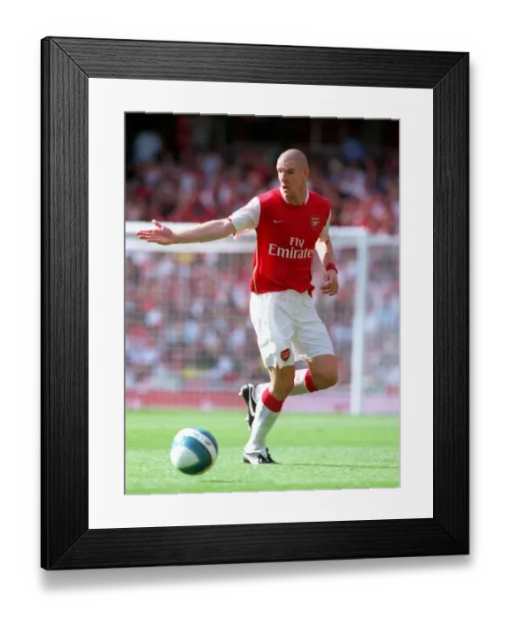 Framed Print : Philippe Senderos in Action: Arsenal's 2-1 Win Over Paris Saint-Germain at Emirates Cup 07
