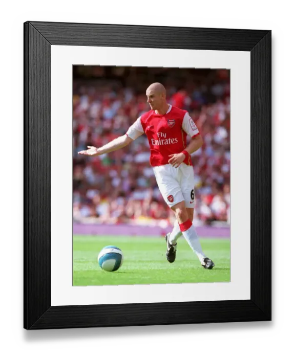 Framed Print : Philippe Senderos in Action: Arsenal's Win Against Paris Saint-Germain in Emirates Cup, 2007