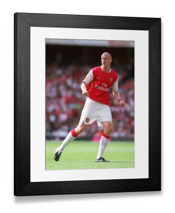 Framed Print : Arsenal's Philippe Senderos Leads Victory Over Paris Saint-Germain in Emirates Cup (2007): 2-1