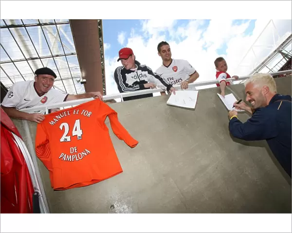 Manuel Almunia (Arsenal) signs for fans