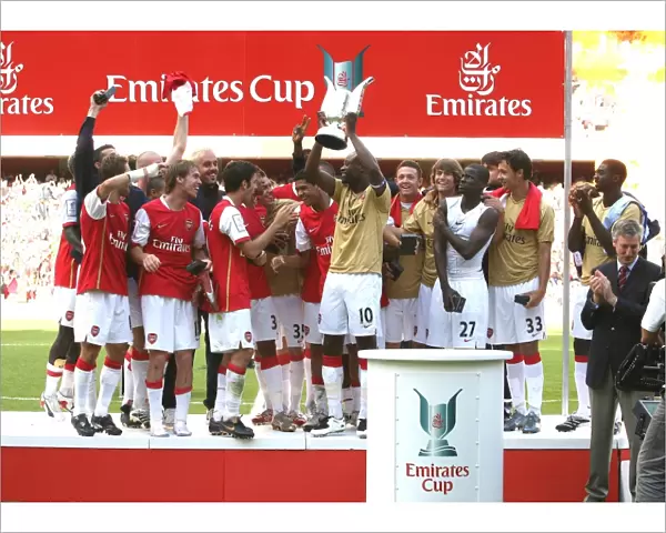 William Gallas (Arsenal) lifts the Emirates Trophy
