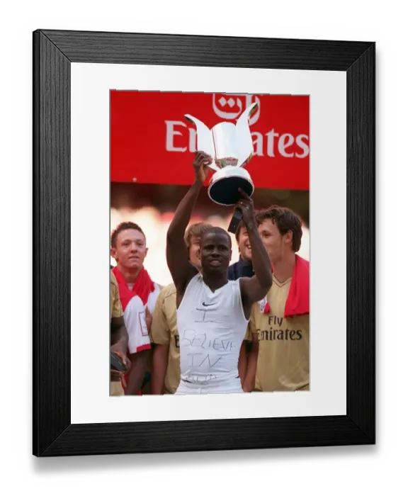 Framed Print : Emmanuel Eboue (Arsenal) with the Emirates Cup Framed Print : Emmanuel Eboue (Arsenal) with the Emirates Cup