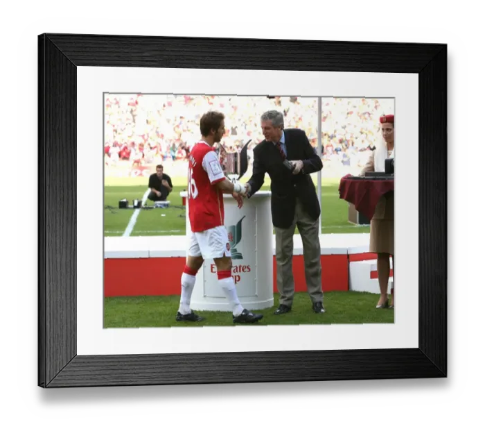 Framed Print : Mathieu Flamini (Arsenal) picks up his medal