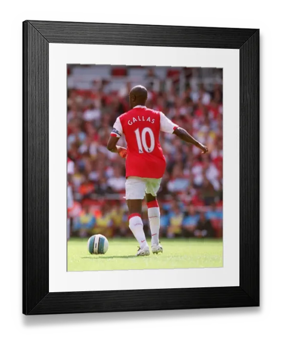 Framed Print : William Gallas Leads Arsenal to 2-1 Victory over Inter Milan in Emirates Cup Framed Print : William Gallas Leads Arsenal to 2-1 Victory over Inter Milan in Emirates Cup