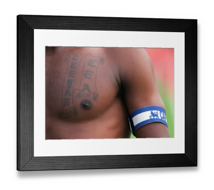 Framed Print : William Gallas Leads Arsenal to Victory over Inter Milan in Emirates Cup Clash