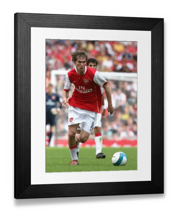 Framed Print : Alex Hleb Leads Arsenal to Victory: 2-1 over Inter Milan, Emirates Cup 2007