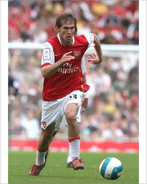 Alex Hleb in Action: Arsenal's 2:1 Victory over Inter Milan at Emirates Cup, 2007
