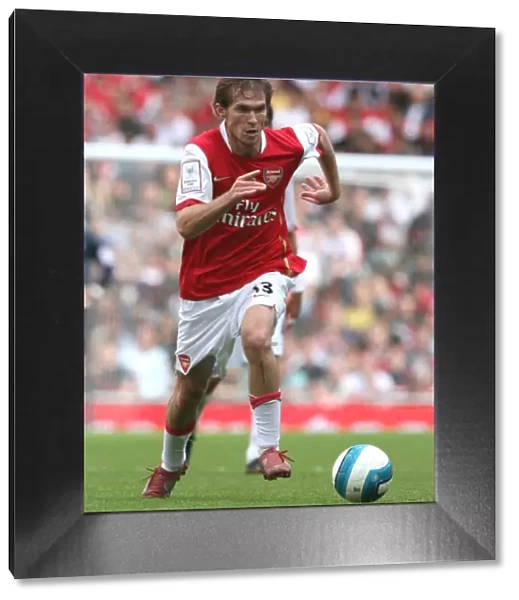 Alex Hleb in Action: Arsenal's 2:1 Victory over Inter Milan at Emirates Cup, 2007