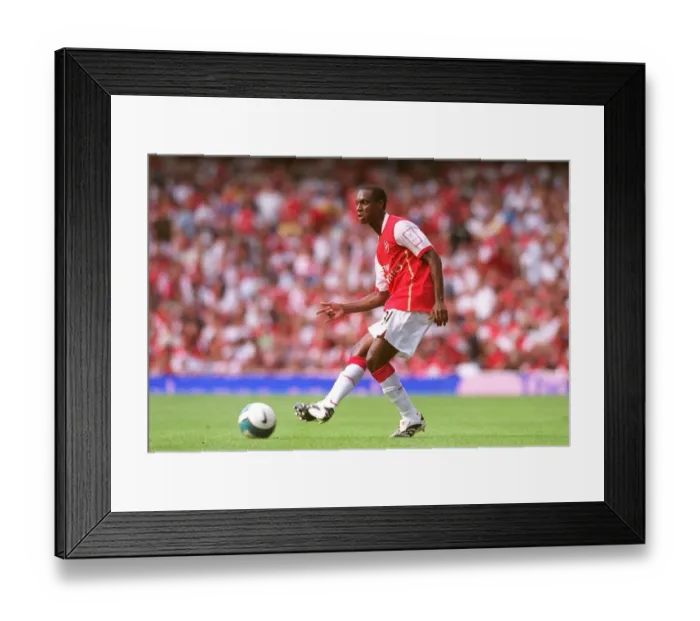 Framed Print : Justin Hoyte in Action: Arsenal's 2-1 Victory Over Inter Milan, Emirates Cup 2007