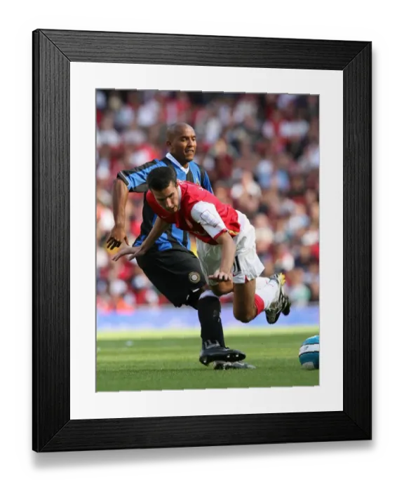 Framed Print : Robin van Perise (Arsenal) Olivier Dacourt (Inter)