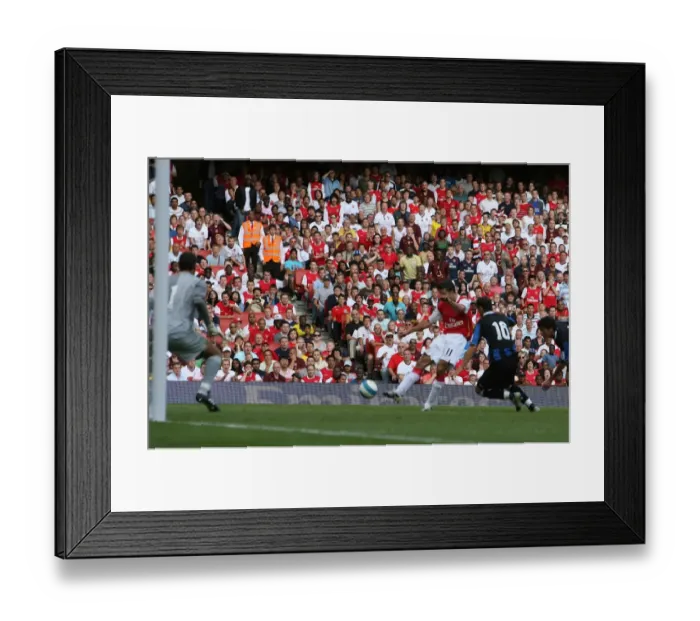Framed Print : Robin van Persie Scores the Winning Goal: Arsenal 2-1 Inter Milan, Emirates Cup 2007 Framed Print : Robin van Persie Scores the Winning Goal: Arsenal 2-1 Inter Milan, Emirates Cup 2007