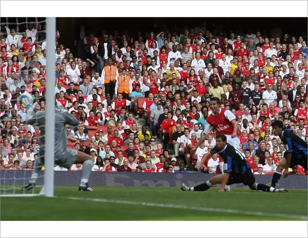 Robin van Persie Scores Arsenal's Second Goal: Arsenal 2-1 Inter Milan, Emirates Cup 2007