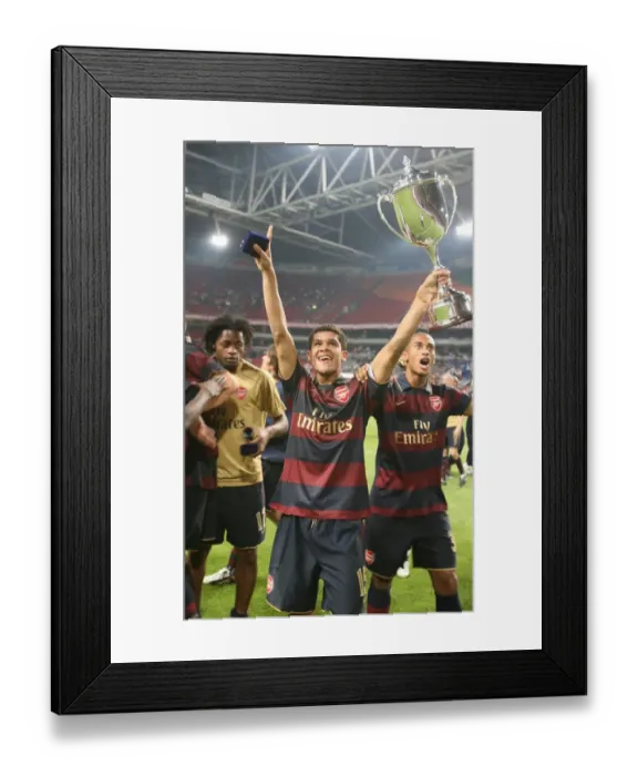 Framed Print : Denilson (Arsenal) celebrates after the match