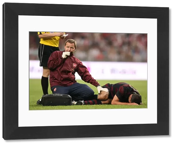 Arsenal physio Gary Lewin treats the injured Robin van Persie