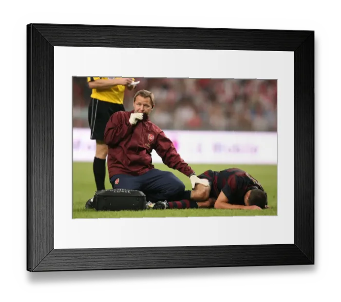 Framed Print : Arsenal physio Gary Lewin treats the injured Robin van Persie