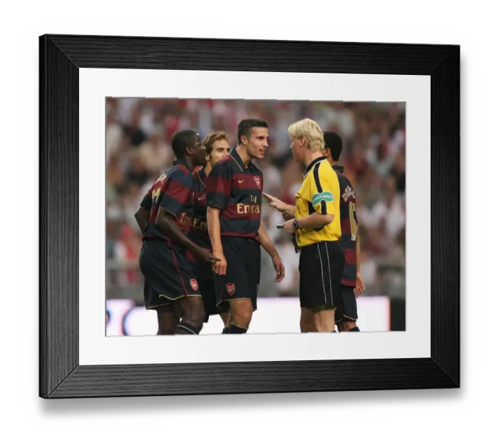 Framed Print : Robin van Persie, Manu Eboue and Mathieu Flamini (Arsenal) talk to the referee