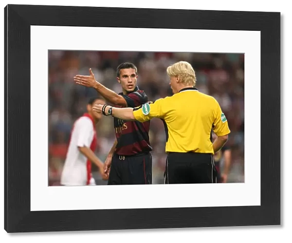 Robin van Persie (Arsenal) talks to the referee