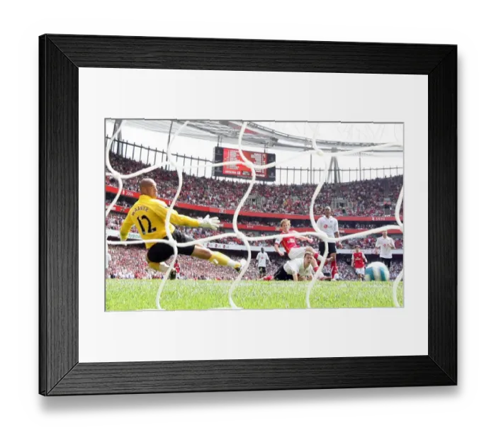Framed Print : Alex Hleb scores Arsenals 2nd goal past Tony Warner (Fulham) Framed Print : Alex Hleb scores Arsenals 2nd goal past Tony Warner (Fulham)