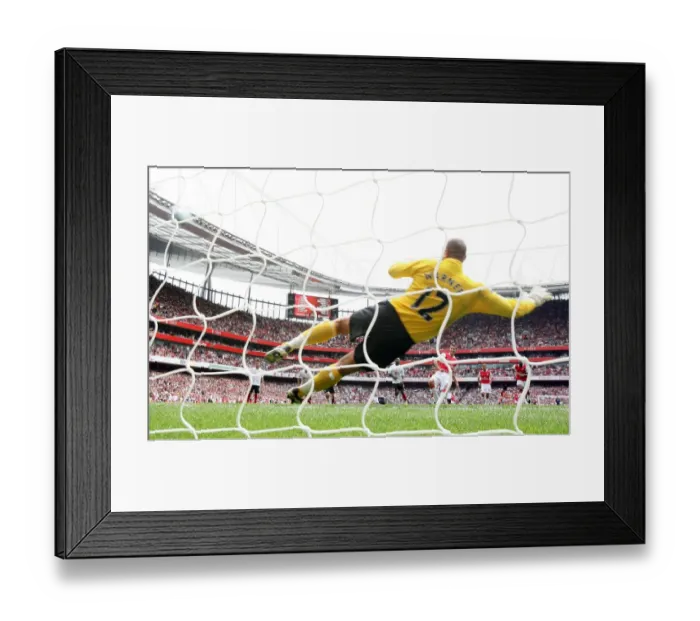Framed Print : Robin van Persie's Debut Penalty Goal: Arsenal 2-1 Fulham, Premier League Framed Print : Robin van Persie's Debut Penalty Goal: Arsenal 2-1 Fulham, Premier League