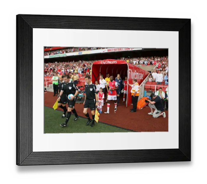 Framed Print : Arsenal captain William Gallas leads out the team