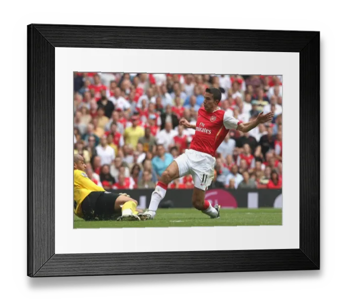 Framed Print : Robin van Persie (Arsenal) Tony Warner (Fulham) Framed Print : Robin van Persie (Arsenal) Tony Warner (Fulham)