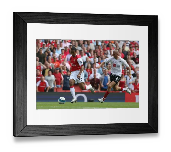 Framed Print : Theo Walcott (Arsenal) Paul Konchesky (Fulham) Framed Print : Theo Walcott (Arsenal) Paul Konchesky (Fulham)