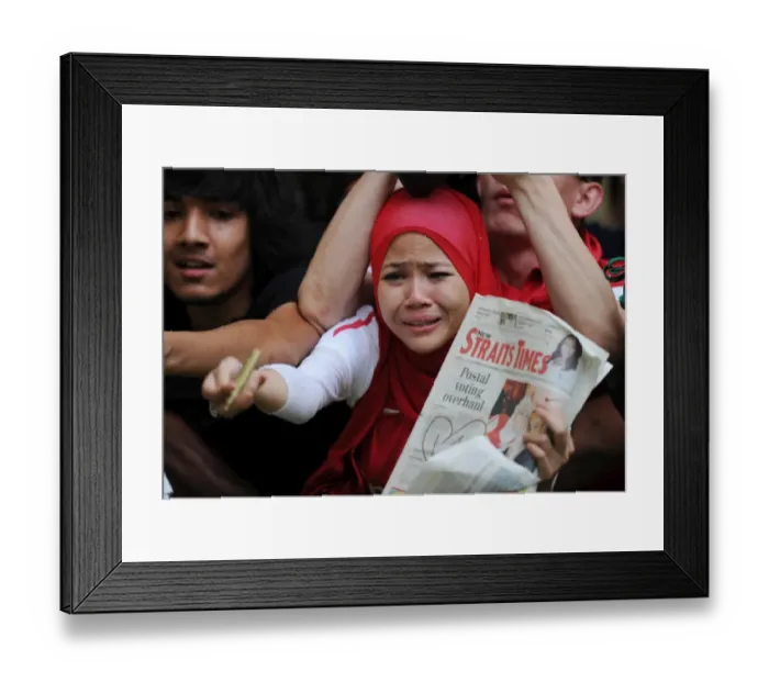 Framed Print : Arsenal fans. Suajuna Hotel, Kuala Lumpur, Malaysia, 13  /  7  /  2011. Credit
