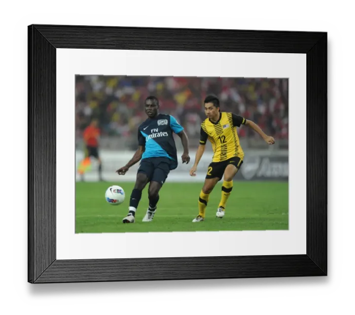 Framed Print : Emmanuel Frimpong (Arsenal) Amar Rohidan (Malaysia). Malaysia XI 0: 4 Arsenal