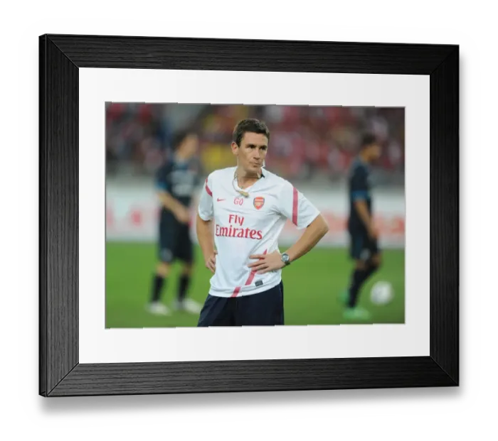 Framed Print : Arsenal doctor Gary O Driscoll. Suajuna Hotel, Kuala Lumpur, Malaysia, 13  /  7  /  2011