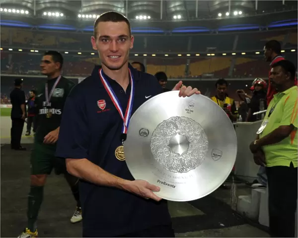 Thomas Vermaelen (Arsenal) with the winners trophy after the match. Malaysia XI 0: 4 Arsenal