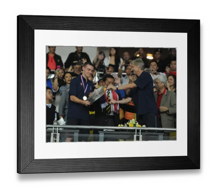 Framed Print : Arsenal manager Arsene Wenger and Thomas Vermaelen with the Malaysian Prime Minister