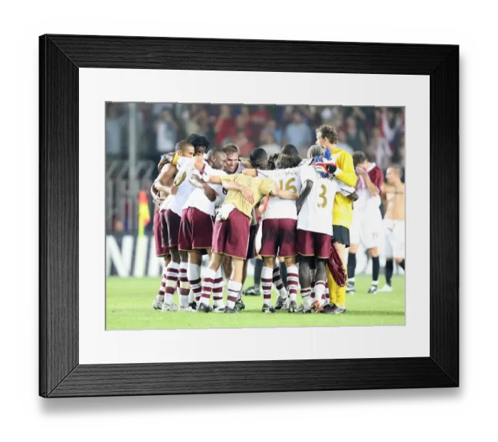 Framed Print : The Arsenal team celebrate at the final whistle Framed Print : The Arsenal team celebrate at the final whistle