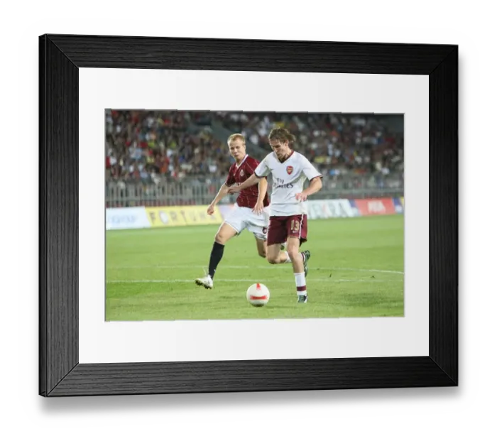 Framed Print : Alex Hleb breaks through the Sparta Prague defence to score the 2nd Arsenal goal
