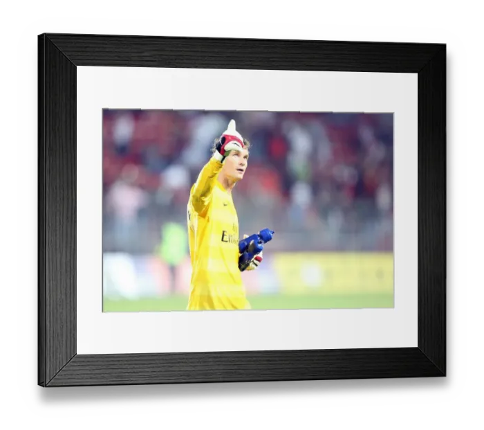Framed Print : Arsenal goalkeeper Jens Lehmann waves to the fans after the match