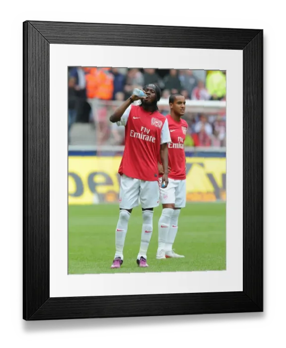 Framed Print : Gervinho and Theo Walcott in Action: Cologne vs Arsenal Pre-Season Friendly