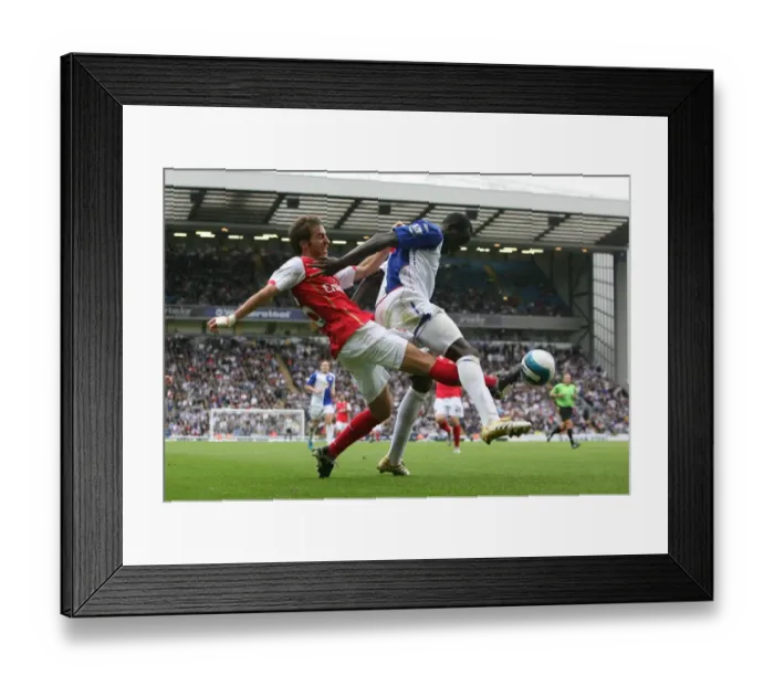 Framed Print : Mathieu Flamini (Arsenal) Christopher Samba (Blackburn Rovers)