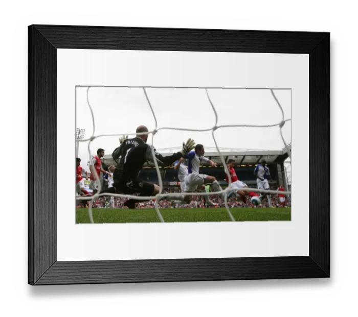 Framed Print : Robin van Persie Scores Dramatic Equalizer Past Brad Friedel at Ewood Park