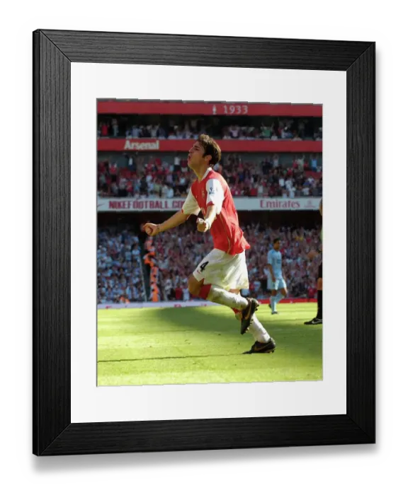 Framed Print : Cesc Fabregas celebrates scoring Arsenals goal