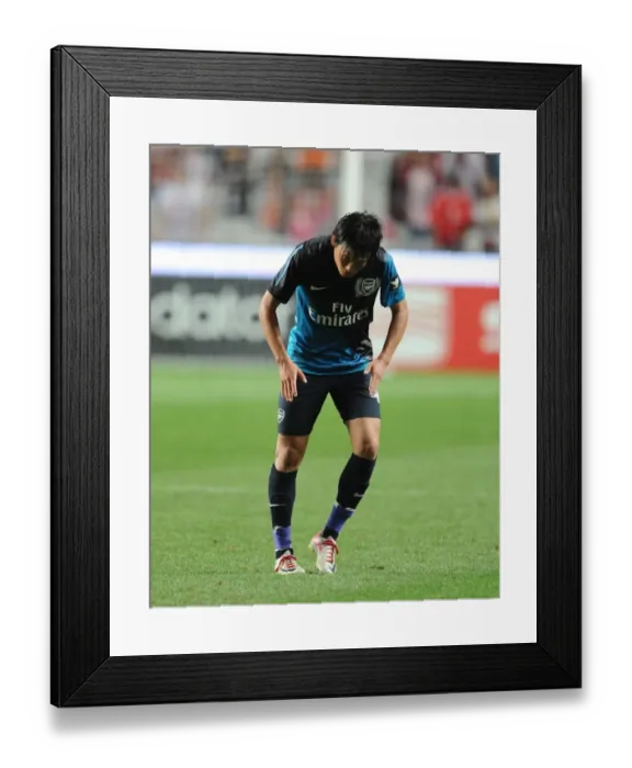 Framed Print : Miyaichi Pays Tribute to Arsenal Fans After Benfica Clash (2011-12)